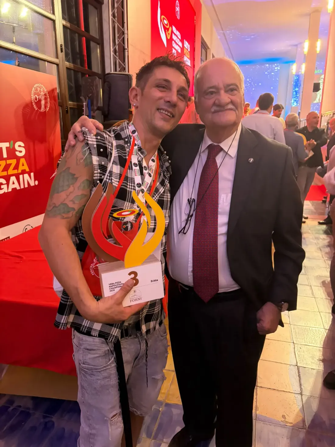 Entrega del trofeo a Annaré en la ceremonia del Vera Pizza Napoletana Champion 2026