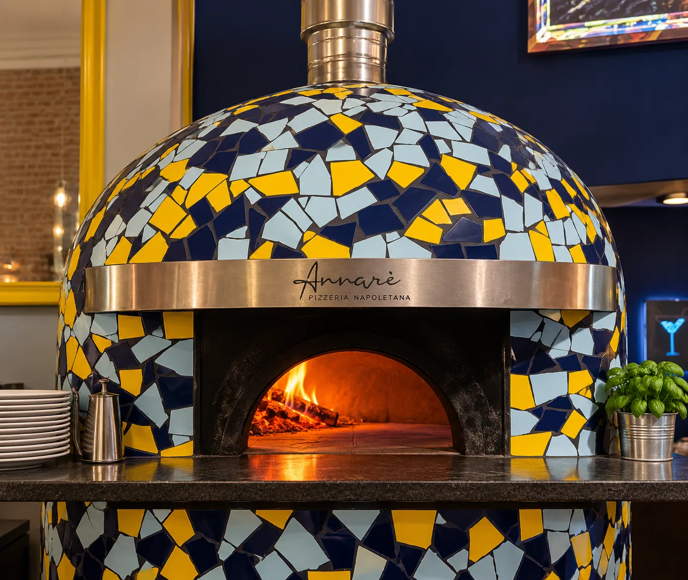 Horno napolitano de mosaico azul y amarillo de Annaré