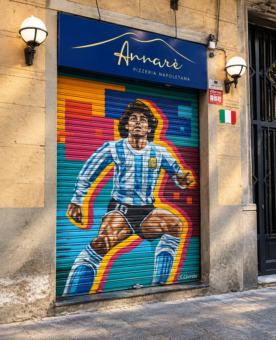Persiana de Annaré con mural de Maradona